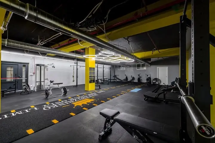 Saiyan Gym unutrašnjost — funkcionalna zona sa žutim stupovima i crnom podlogom