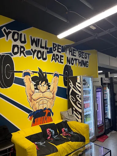 Saiyan Gym — zidni mural s Gokuom i natpisom "You will be the best or you are nothing"