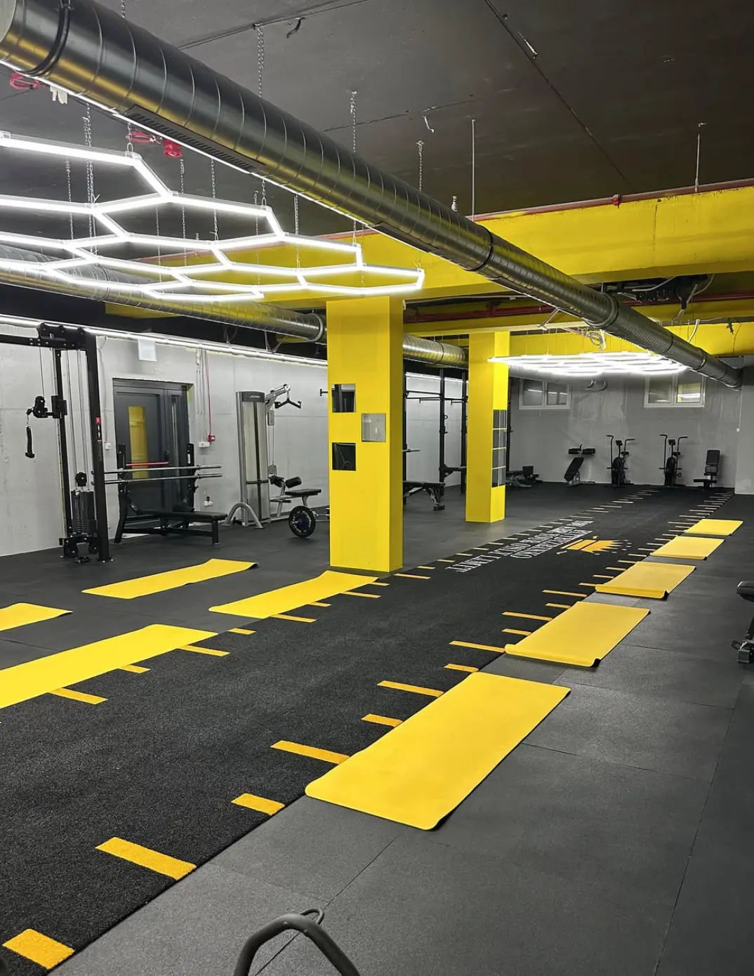 Saiyan Gym unutrašnjost — žuti akcenti, sprave i fitness oprema