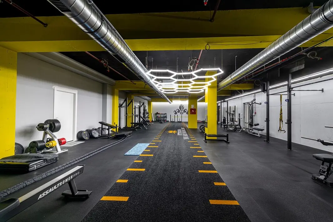Saiyan Gym unutrašnjost — žuti stupovi i crna podloga